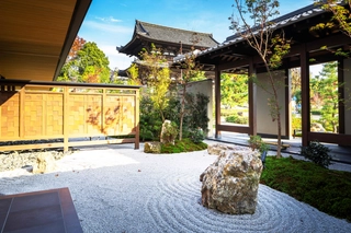 エントランス｜枯山水庭園と仁和寺を望む和の空間。